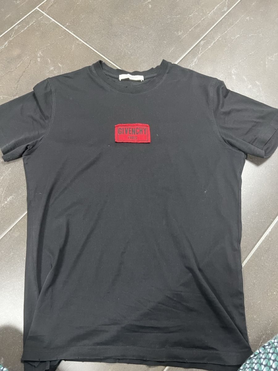 Givenchy T-Shirts: Schwarzes Givenchy T-Shirt mit rotem Logo – Neu (gemäss Beschreibung) aus Hägendorf von matty01