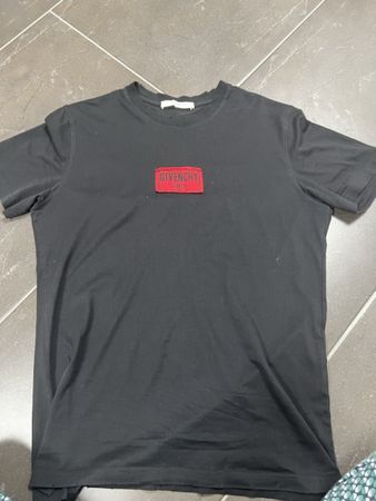 Schwarzes Givenchy T-Shirt mit rotem Logo
