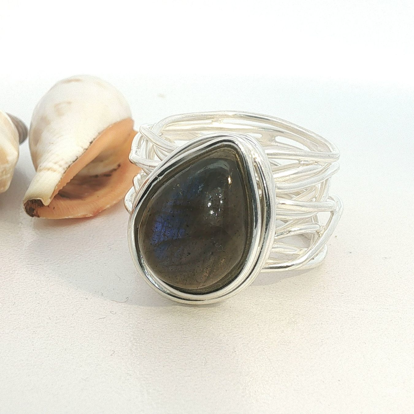 Olga Ribler Anelli: Statement Spaghetti Ring mit Labradorit – Gr 58 – Nuovo (secondo la descrizione) da Luzern venduto da Schmuckoutlet 3