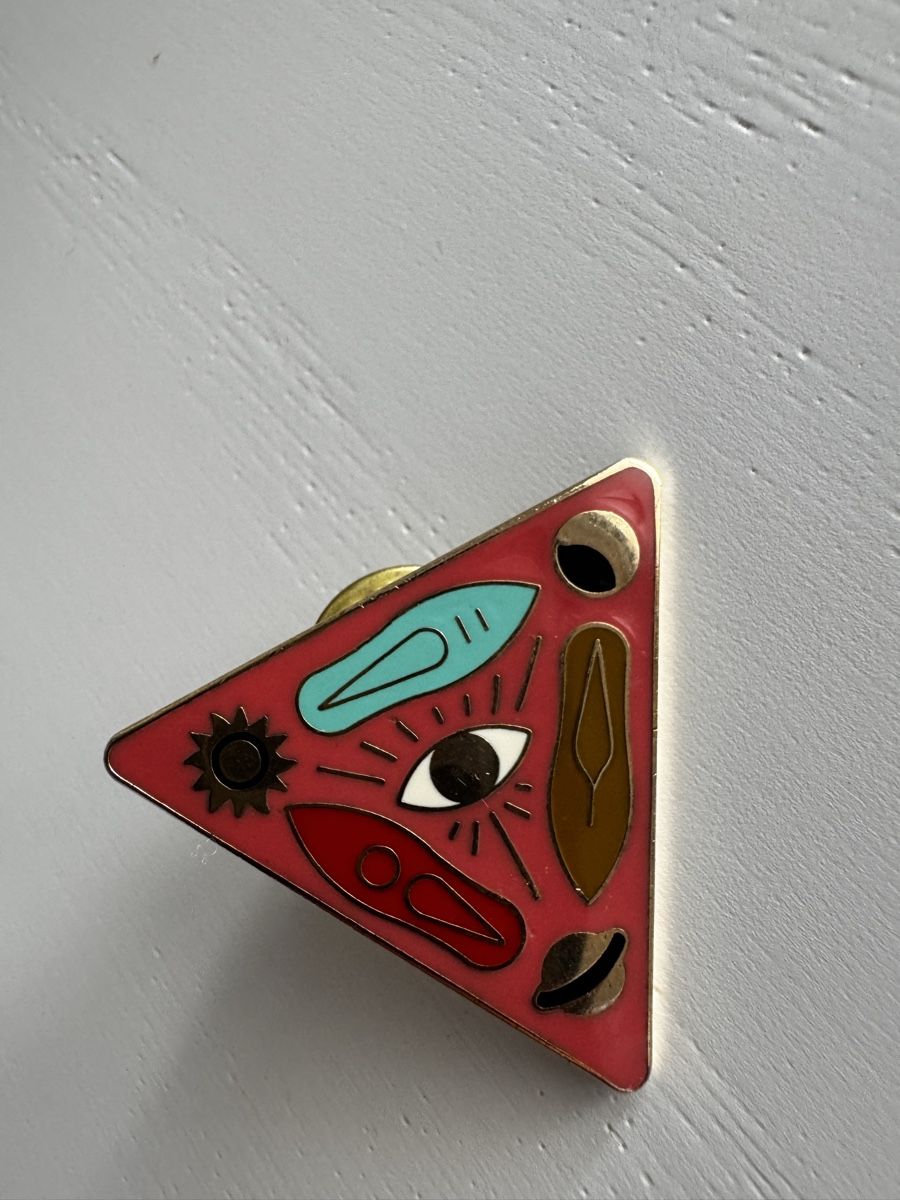 Plaquettes & Badges: Triangular Mystical Enamel Lapel Pin – D'occasion à Regensdorf par Tangerine24