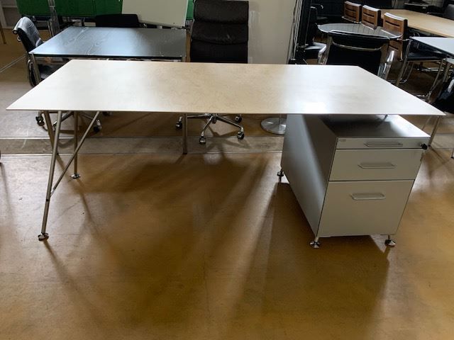 Atelier Alinea Scrivanie: Atelier Alinea Tisch mit Korpus – Usato da St. Gallen venduto da MSMoebelhandel