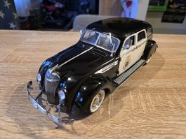 36'Chrysler Airflow Police Car 1:18