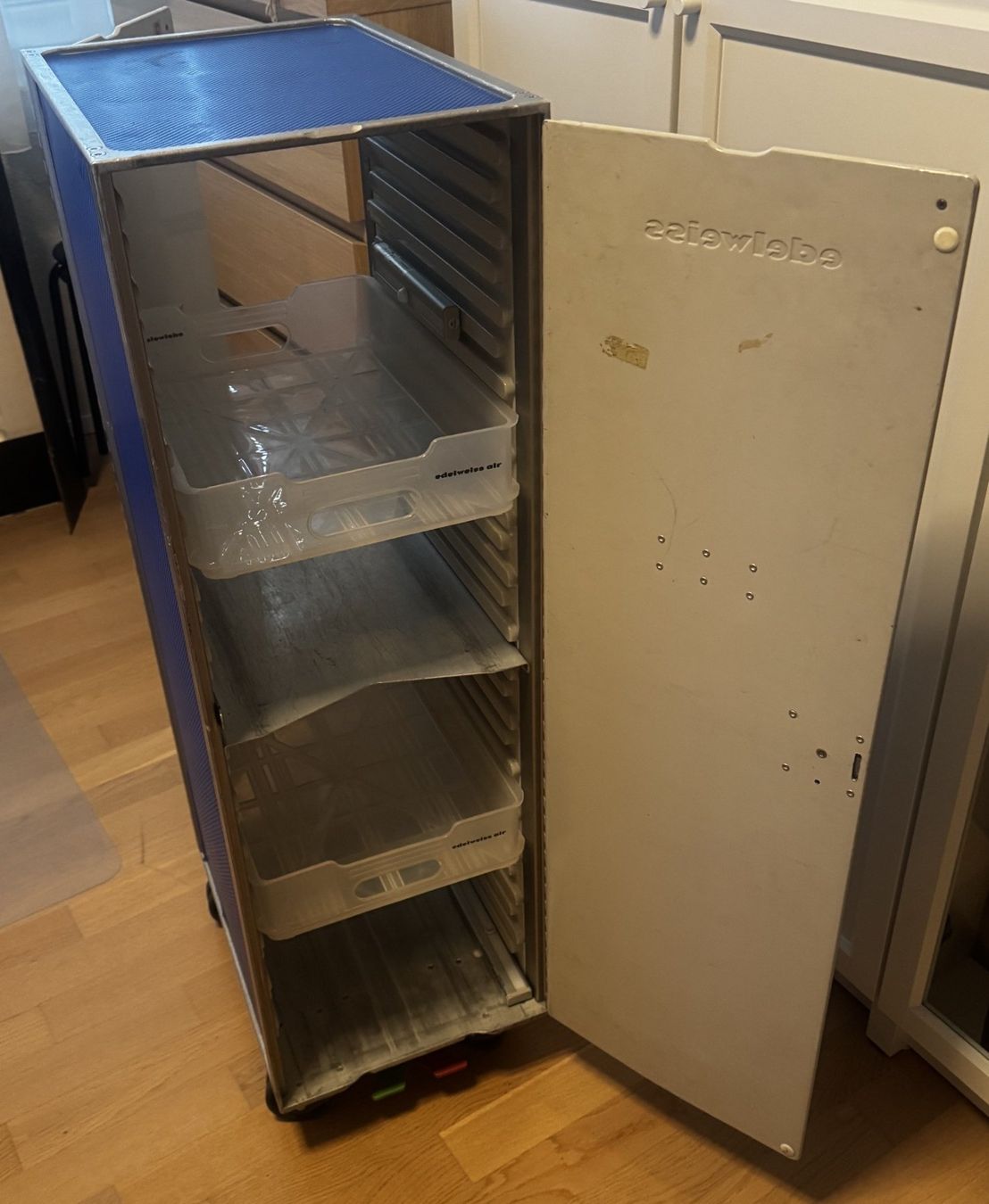 Autres aviation: Original Edelweiss Airline Trolley – D'occasion à Winterthur par Rwa 3