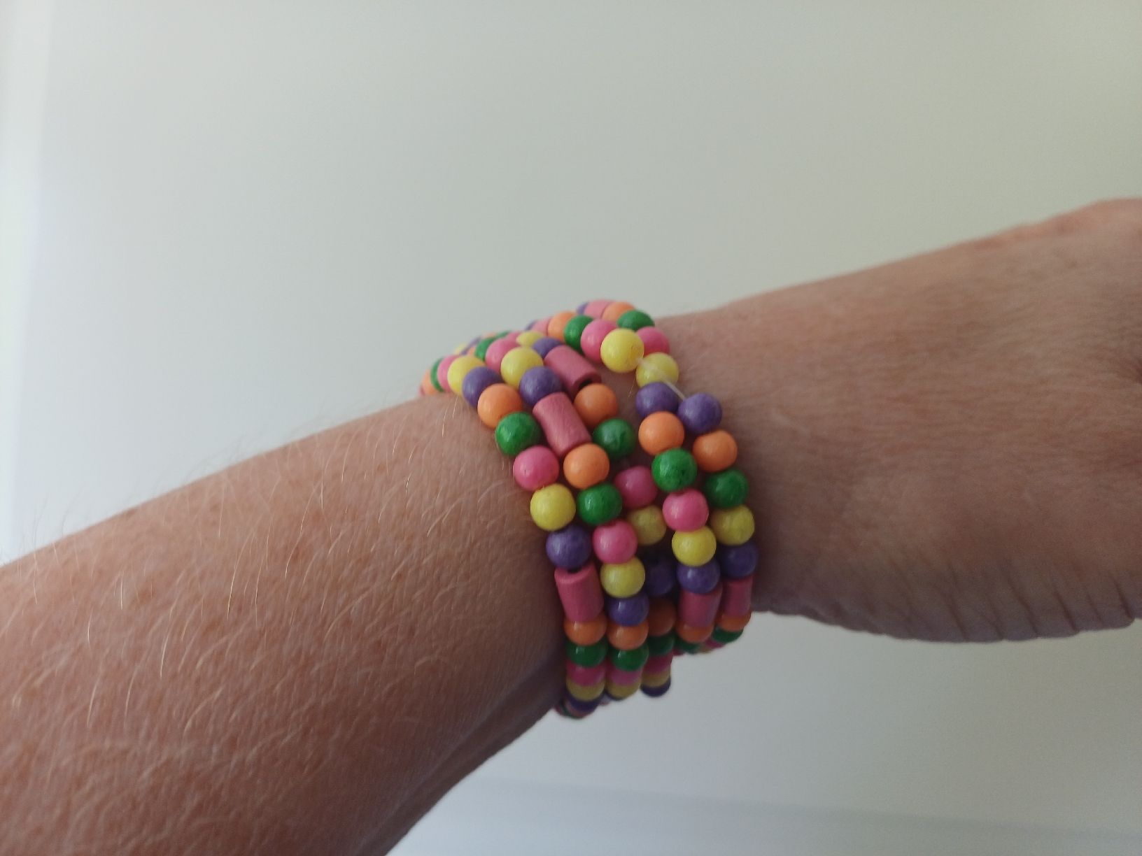 Bracciali & Braccialetti: neu; 4x Armband mit bunten Perlen – Nuovo e nell'imballaggio originale da Nassen venduto da verrueckt 1