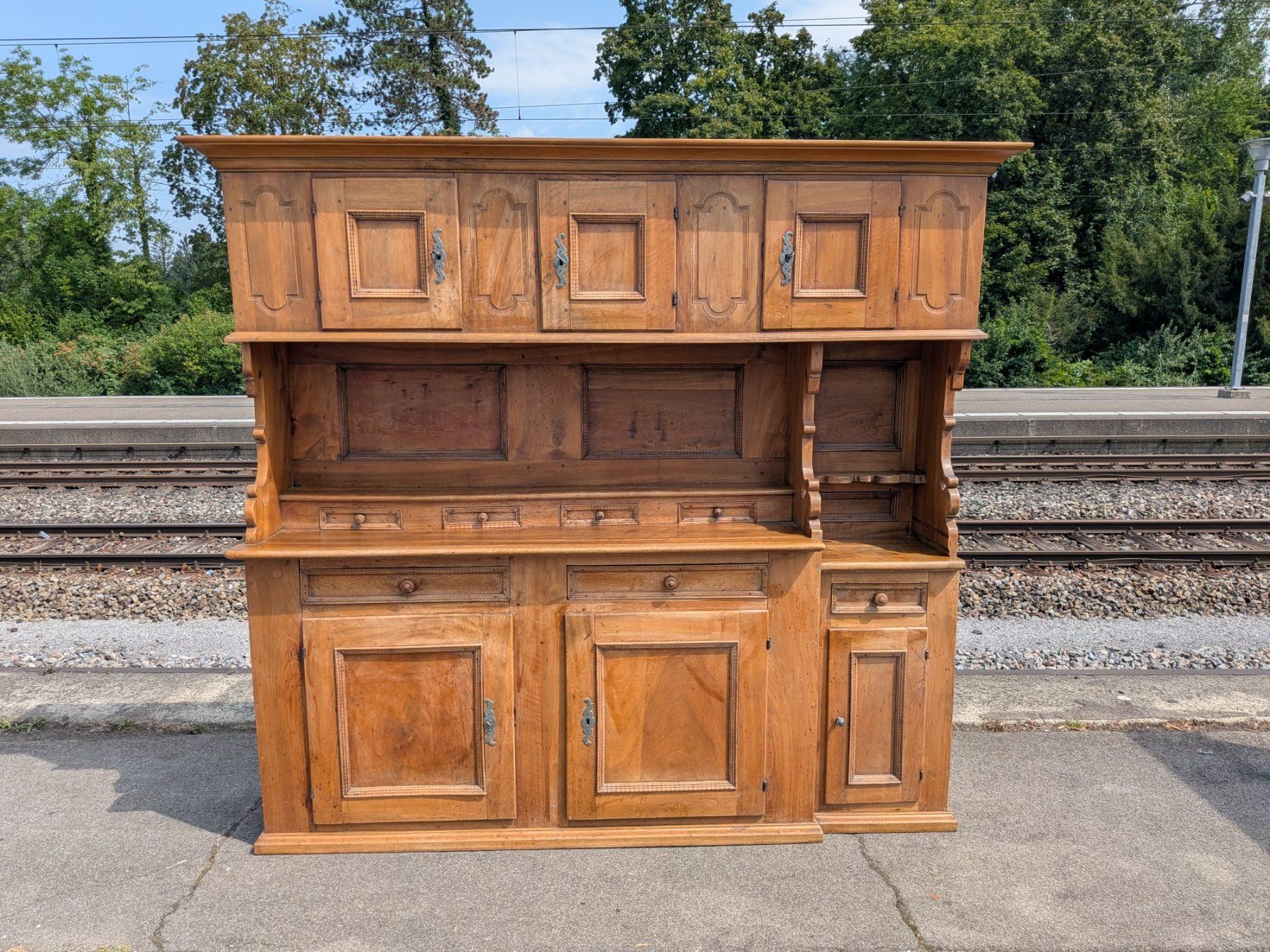 Credenze: Antikes Bauernbuffet Massiv Nussbaum- Ref. 07/31 – Usato da Au ZH venduto da BrockiAu