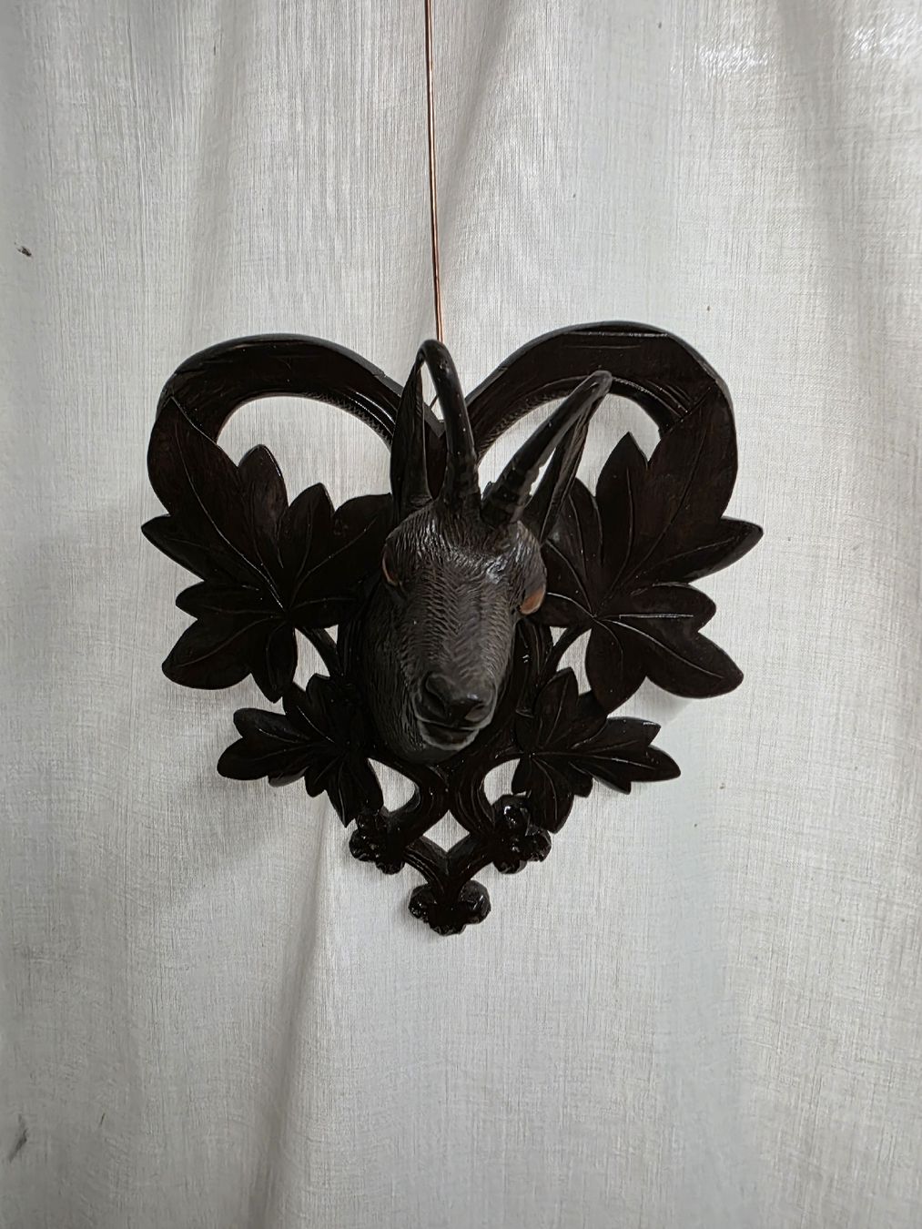 Tutte le decorazioni: Wanddeko: Geschnitzter Steinbock Kopf mit Ahornlaub – Usato da Wolfertswil venduto da Antiko 5