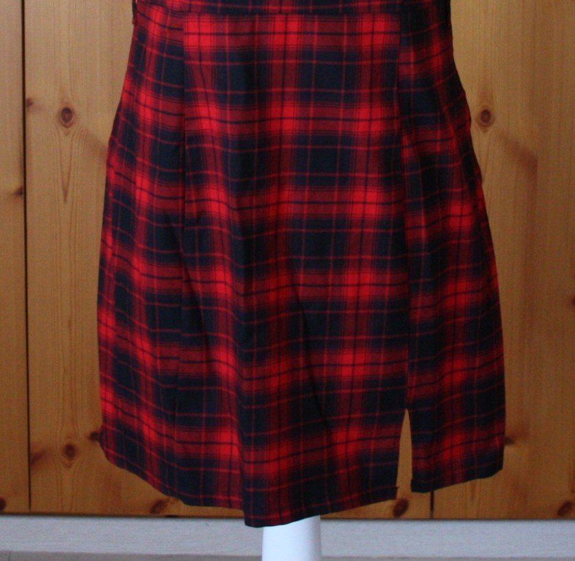 Vestiti: Trägerkleid DIVIDED rot-schwarz Gr. 46 NEU – Nuovo (secondo la descrizione) da Flüelen venduto da Diversicum-Curvy 1