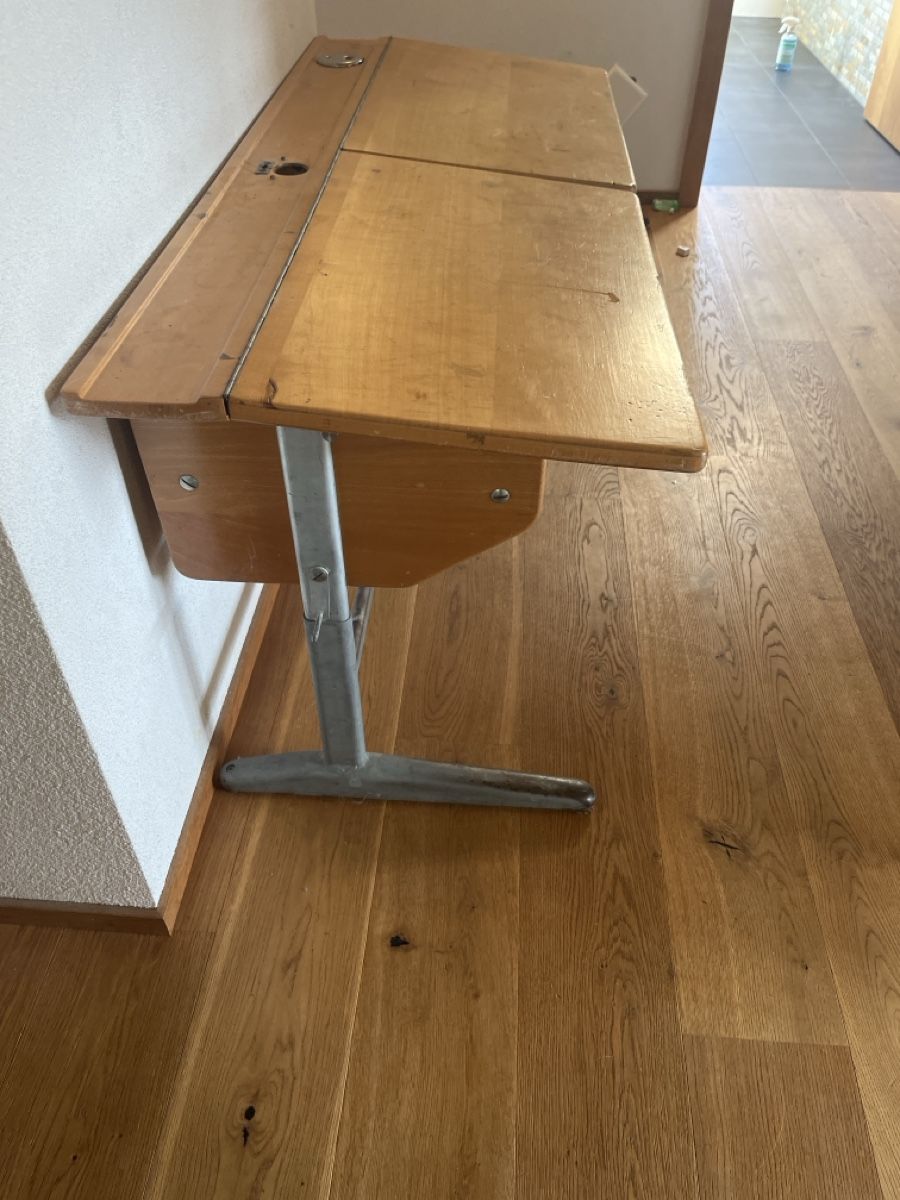 Schreibtische: Schultisch retro  Holz Metall  – Gebraucht aus Appenzell von coeri-b 3