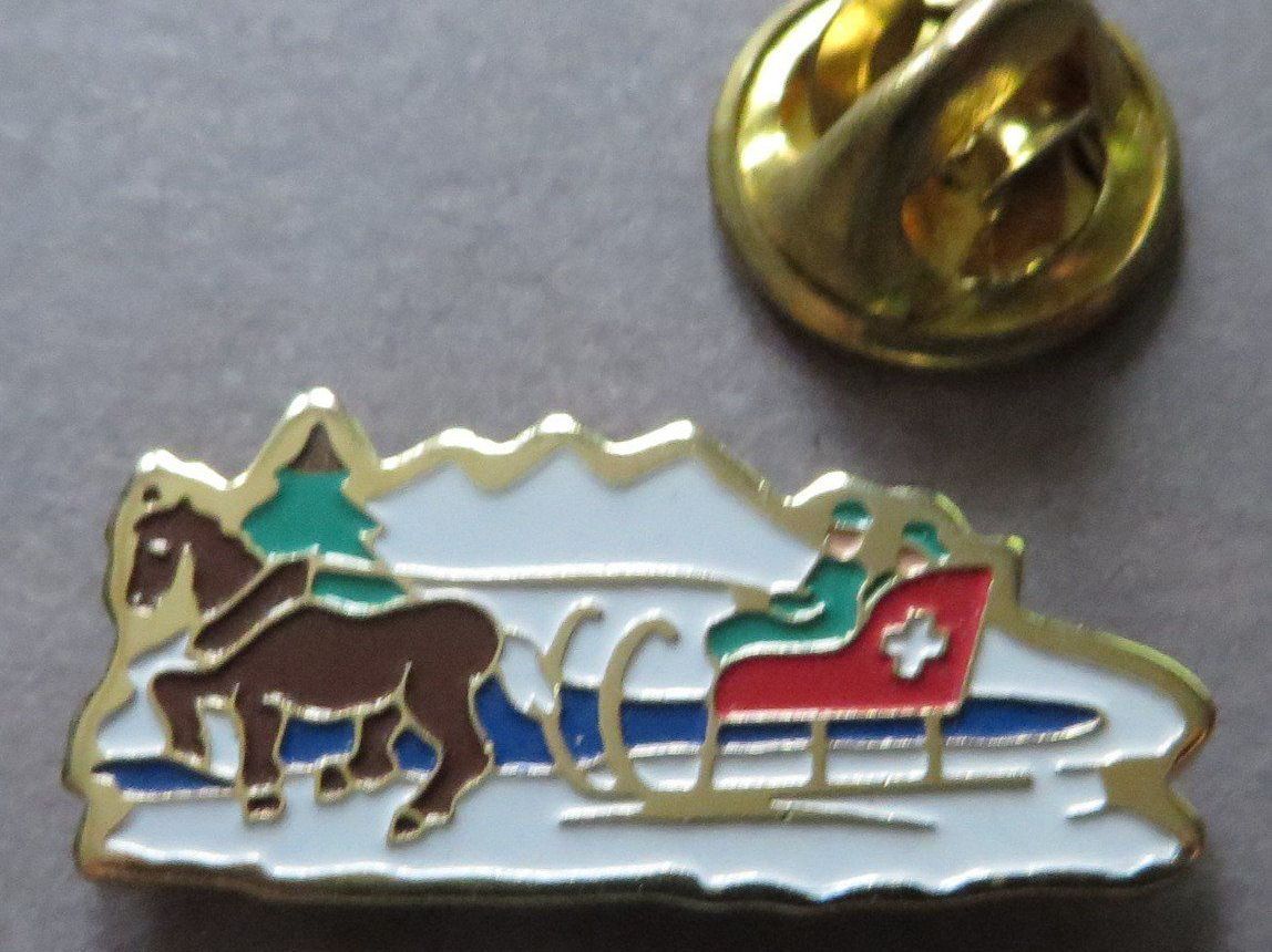 Placchette & Badge: PIN, SCHWEIZ PFERDESCHLITTEN, BERGE – Usato da Neuhausen venduto da luckimucki