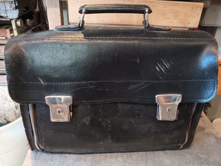 Gefüllte Werkzeugtasche aus Leder.