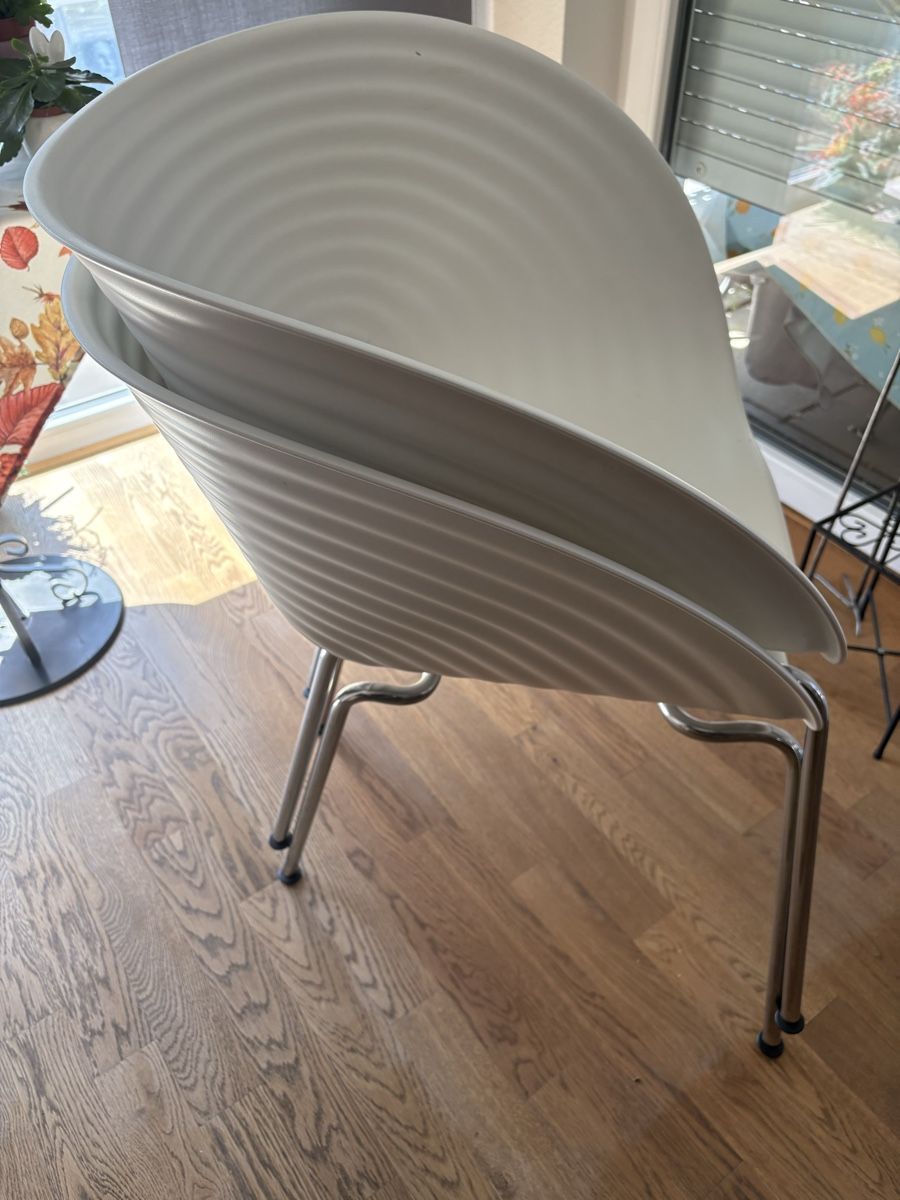 Set di tavolo e panche: Vitra Tisch und Stühle – Usato da Basel venduto da v3t_z9gg