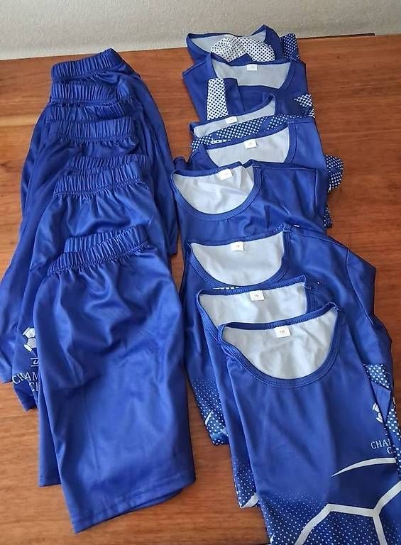 Scarpe, pantaloni & magliette da ginnastica: Fussballdress – Usato da Mels venduto da Sb83 1