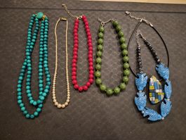 Lot de 5 colliers fantaisie bleus, blancs, verts et rouges