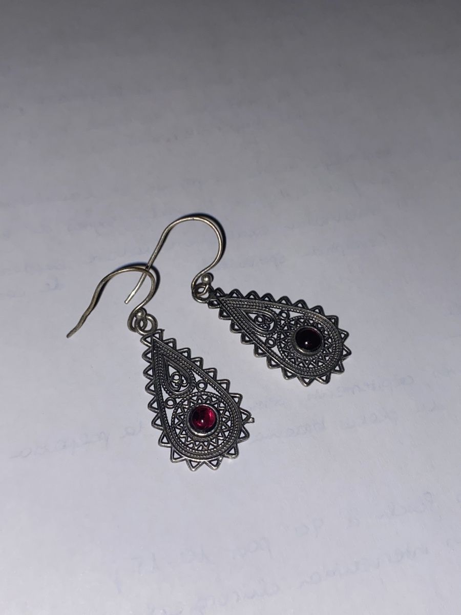 Boucles d'oreille: Boucles d’oreille avec pierre rouge  – D'occasion à St-Légier-Chiésaz par lea_6k5s