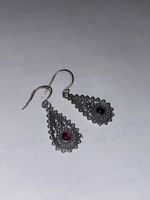 Boucles d’oreille avec pierre rouge 
