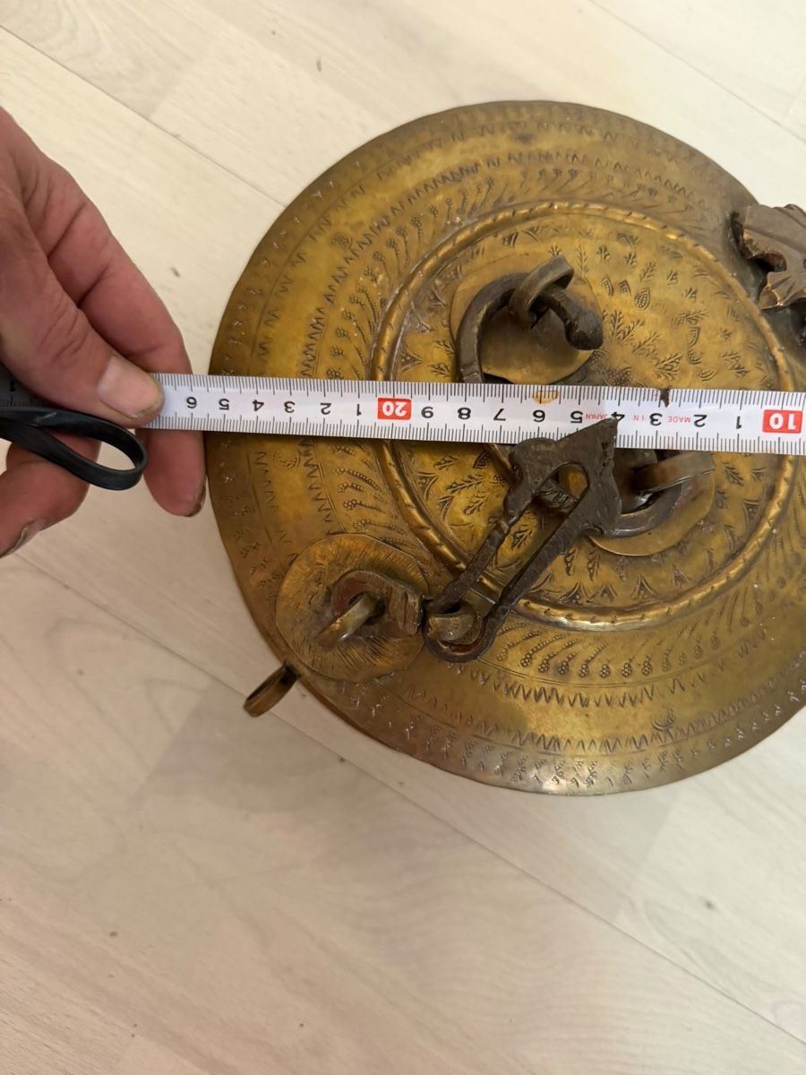 Alle Dekorationen: Messingdose rund antik mit Gravur 20 cm Durchmesser – Gebraucht aus Sursee von Fion 5