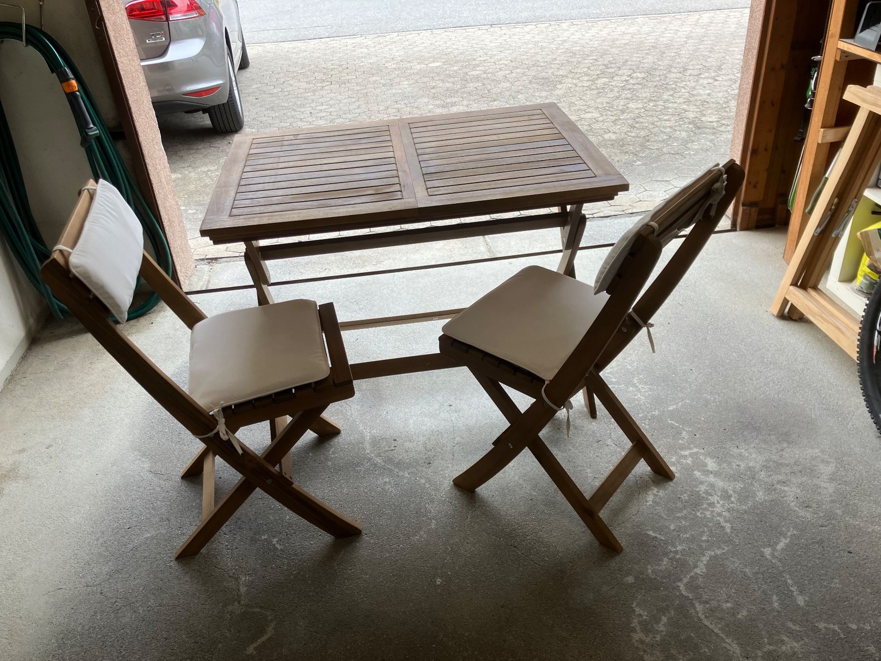 Johann Jakob Tischset: kleiner Balkon- oder Gartentisch aus Holz mit zwei Stühlen – Gebraucht aus Seewis-Schmitten von jon_qx57 2