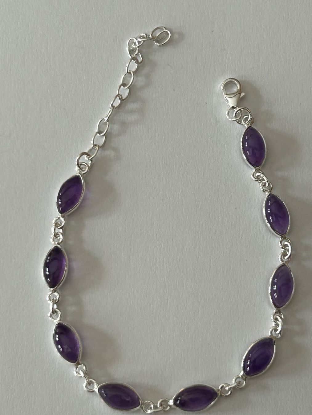 Armbänder & -reifen: Armband aus Sterling Silber mit Amethyst Steinen – Neu und originalverpackt aus Innertkirchen von Glatthard-Interior