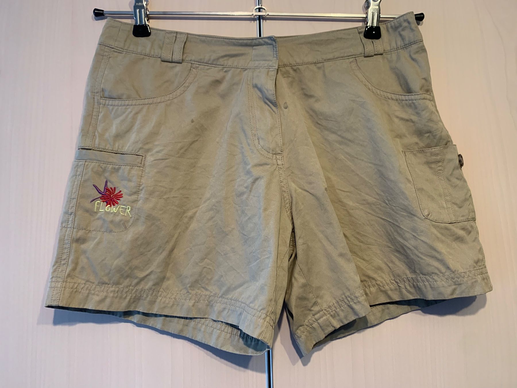 Pantaloni: Khaki Shorts mit Blumenmuster, Grösse 38 – Usato da Rosshäusern venduto da MiJoDoOl