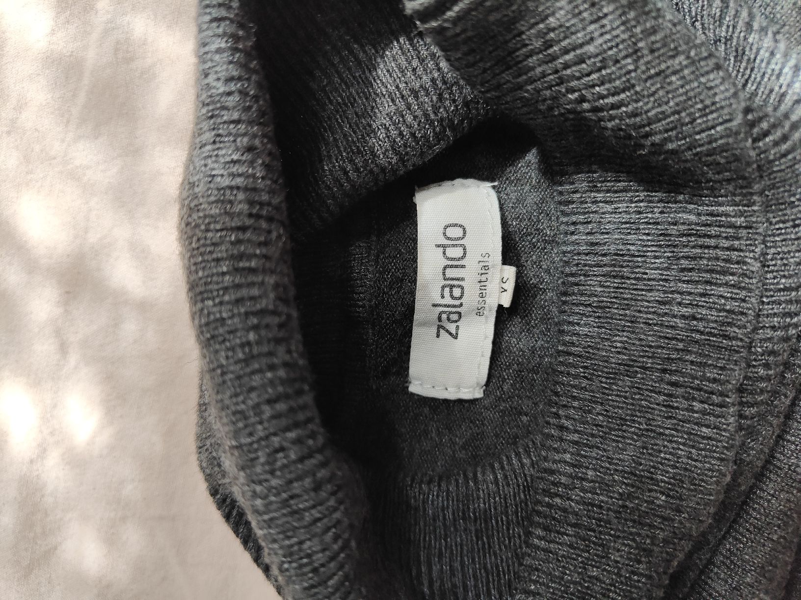 Pullover & Sweatshirts: Dunkelgrauer Rollkragenpullover XS Damen – Gebraucht aus Erlinsbach SO von xandra23 1
