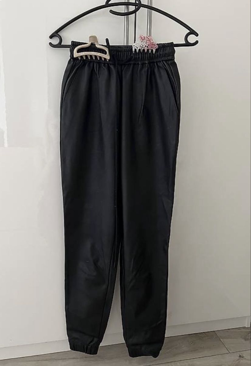 Pull&Bear Pantaloni: Hose aus Kunstleder – Usato da Dietikon venduto da Mischi2167