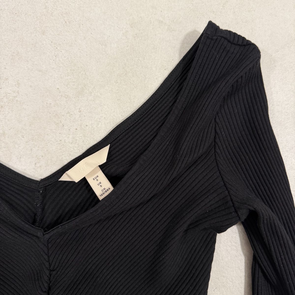 H&M Top: H&M Ribbed Long Sleeve Black Top - Size S – Usato da Gränichen venduto da Domsiiiii 2