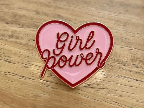 Placchette & Badge: Pin Girl Power – Nuovo e nell'imballaggio originale da Geneve venduto da vane267