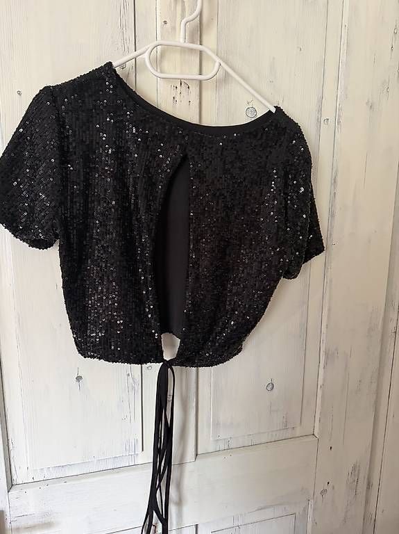Top: Schwarzes Pailletten-Crop-Top – Usato da Innertkirchen venduto da shu_v7bj