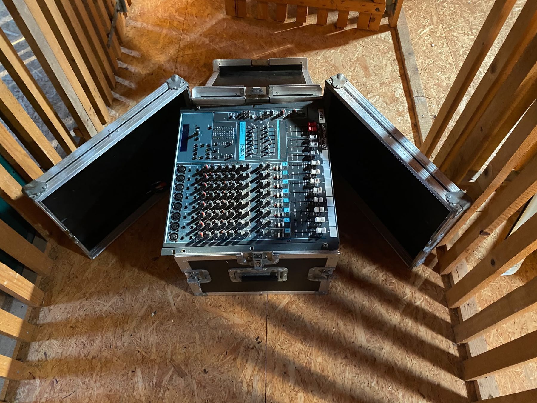 Platines de mixage: Console de mixage Studiomaster 708 Powerhouse Vision 700W – D'occasion à Sornetan par ale_m6gp 2