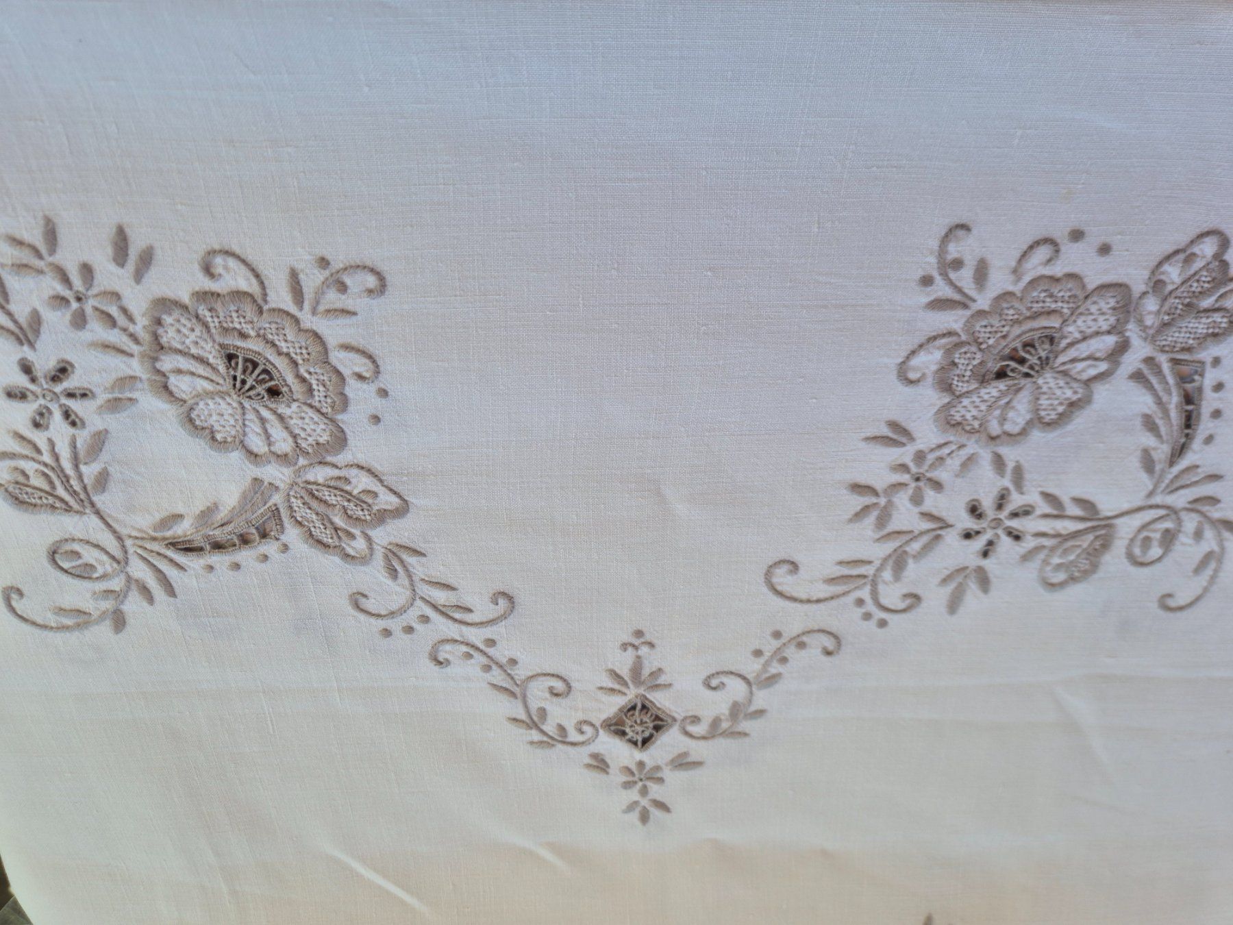 Altra biancheria da tavola: Handgestickte Tischdecke, Blumenmuster – Usato da Bern venduto da aronari 6