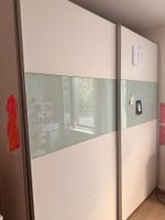 Kleiderschrank mit Schiebetüren