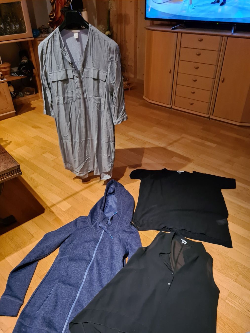 Kleiderpakete: Jacke,2 oberteile + 1 langes hemd – Gebraucht aus Ferden von jemyce