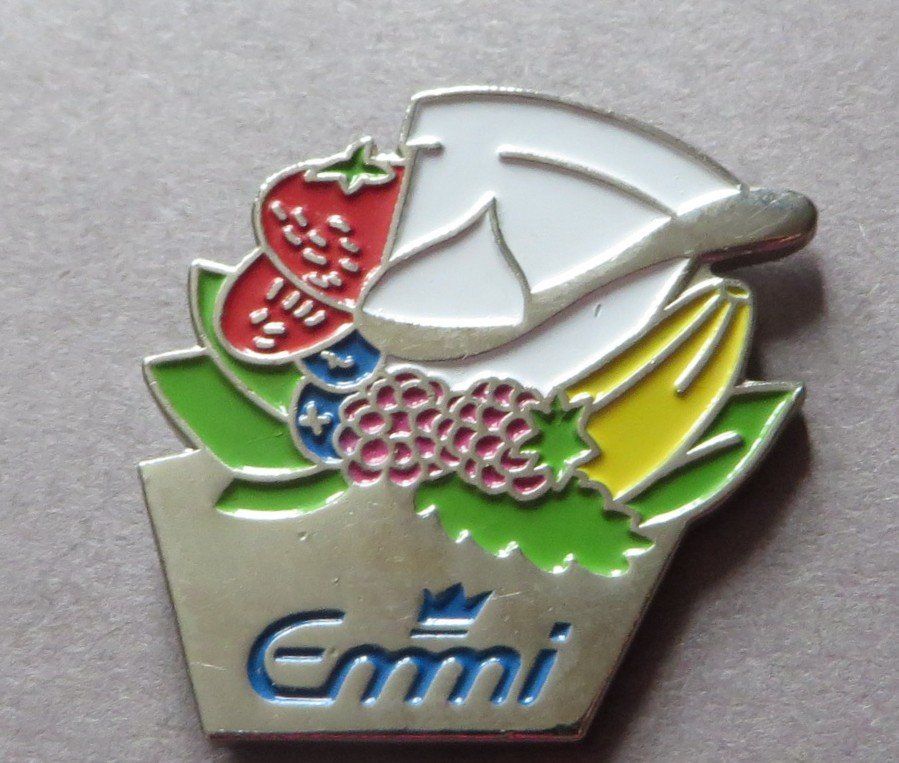 Emmi Placchette & Badge: PIN SCHWEIZ EMMI MILCHPRODUKTE KÄSE RAHM – Usato da Neuhausen venduto da luckimucki