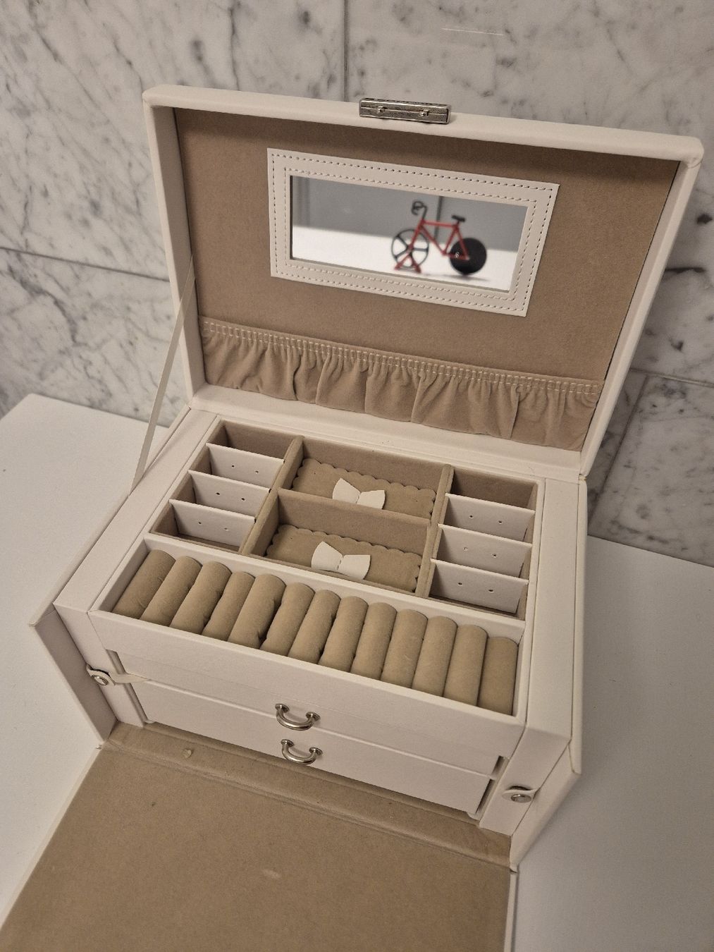 Portagioie: Grosse weisse Schmuckbox mit vielen Fächern – Usato da Zürich venduto da ElAnnsi 1