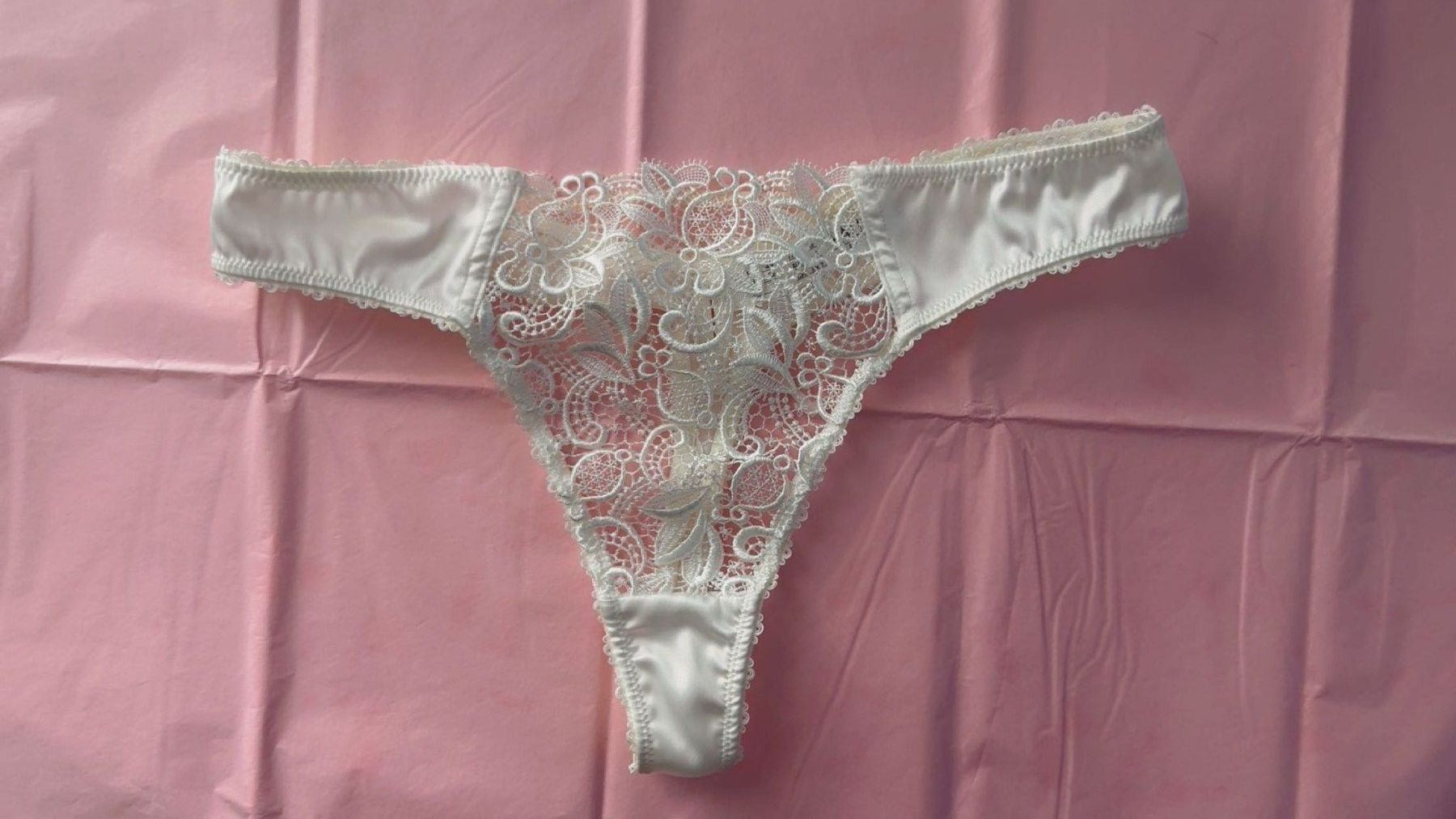 Sonstige Unterwäsche: Wunderschönes Ivory BH & Tanga Set mit Spitze – Gebraucht aus Emmen von GrabandGo