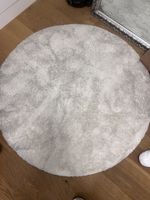 Runder Hochflor Teppich in weissgrau, guter Zustand, weich