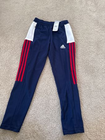 Adidas Trainingshose, neu mit Etikett, Grösse 140 Top!