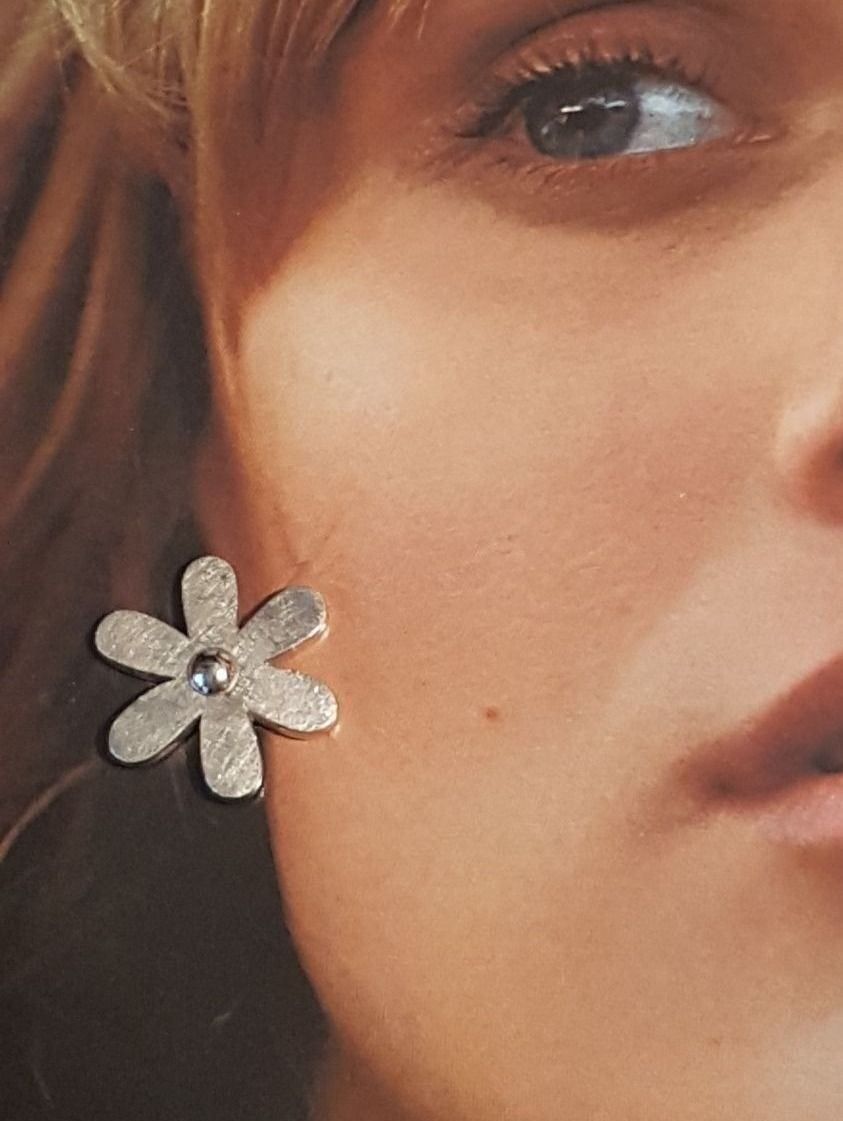 Orecchini pendenti & Orecchini a lobo: Süsse Blumen Ohrstecker aus 18 Karat – Nuovo (secondo la descrizione) da Unterägeri venduto da Altgoldschmuck 5