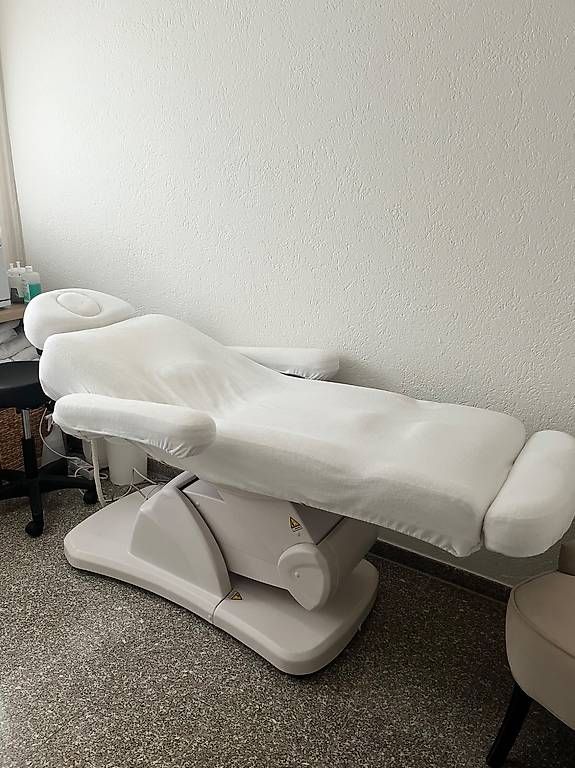 Kosmetik-& Massageliegen: Kosmetikliege elektrisch – Gebraucht aus Wilen b. Wil von Pooshi29 1