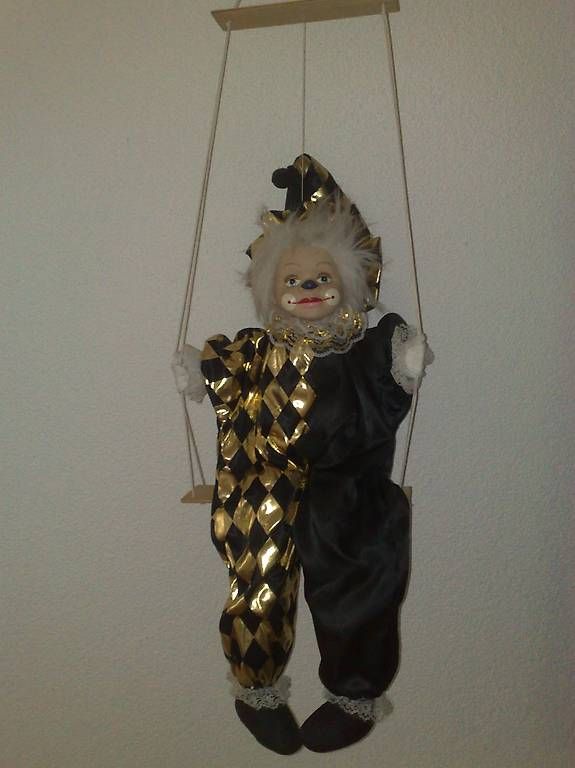 Figuren: Clown / Harlekin auf Schaukel – Gebraucht aus Hunzenschwil von MuellerAarau