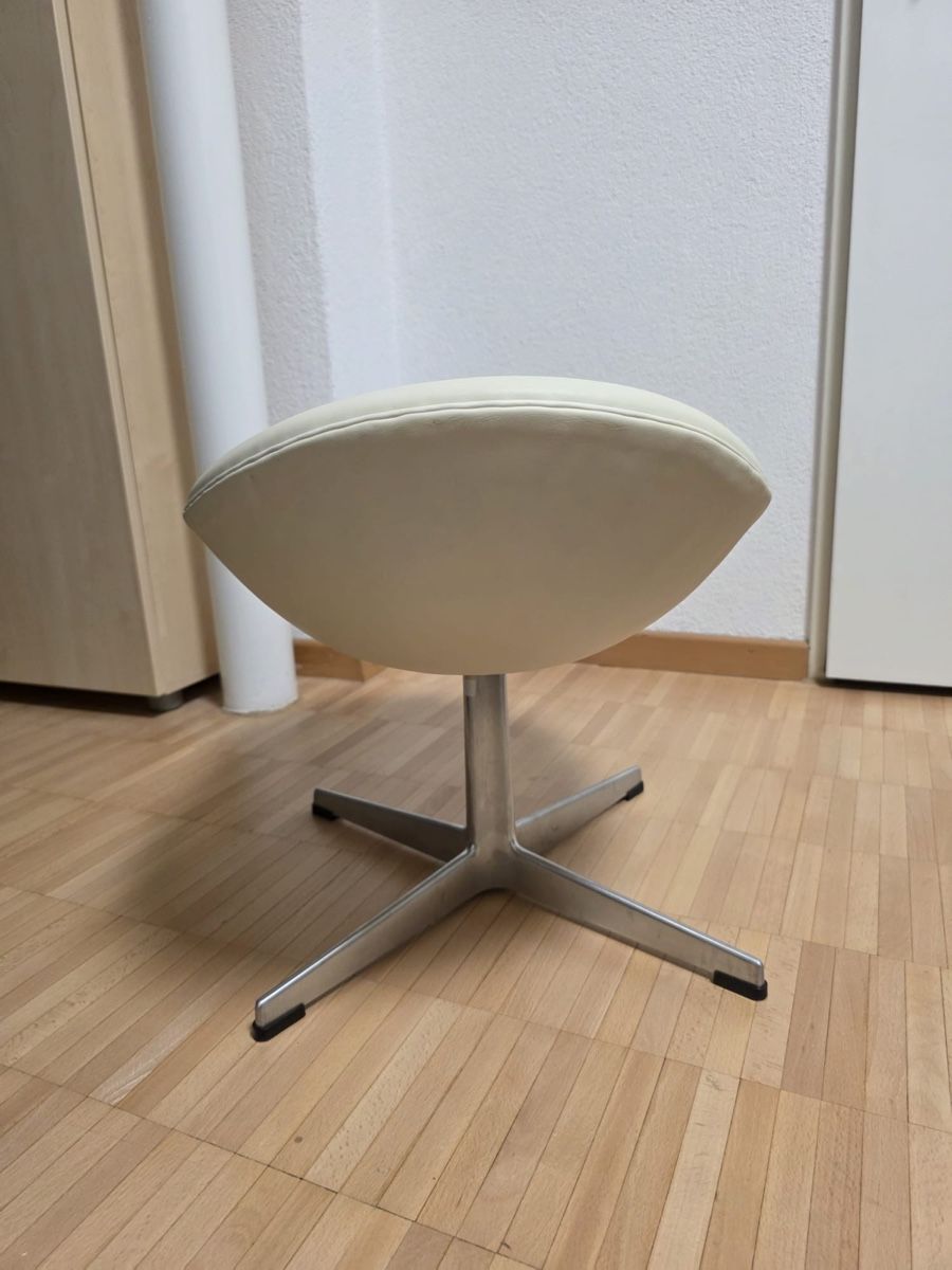 Fritz Hansen Sgabelli: Fritz Hansen Egg Ottoman Leder  – Usato da Frauenfeld venduto da Elooooo 1
