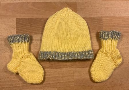 Babymütze & Söckli 💛 gelb/grau 🤍 - ab Geburt - im Set