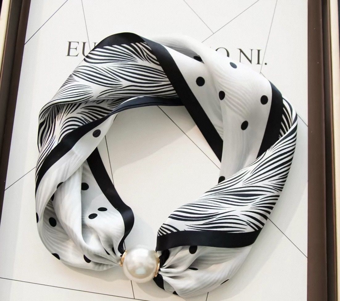 Foulard & Sciarpe: Chic 100%Silk Scarf with magnet Pearl new with gift pack – Nuovo e nell'imballaggio originale da Basel venduto da 550_ckp6 5
