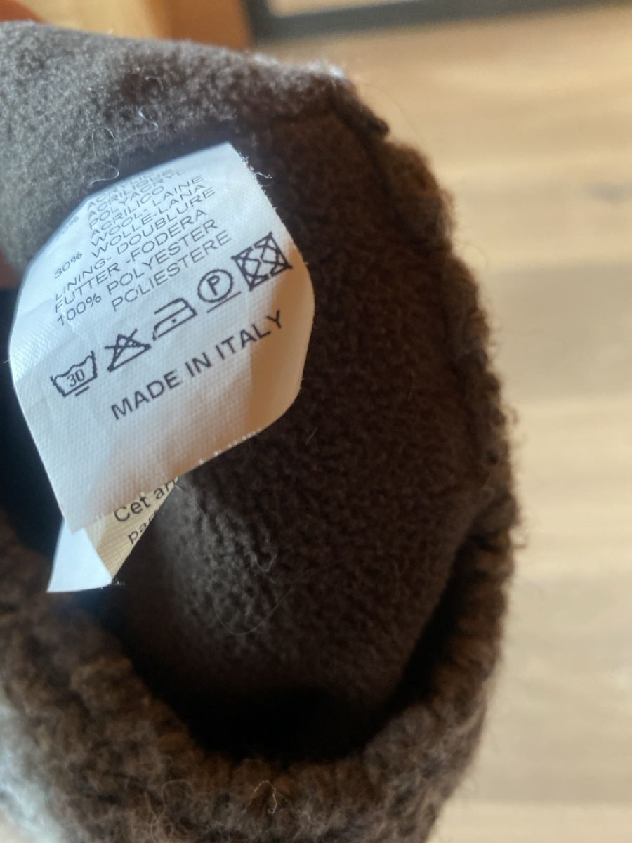 Copricapi, berretti & cappellini: Warme Wintermütze mit Echt- Fellbommel – Usato da Saanenmöser venduto da ballerinas 1