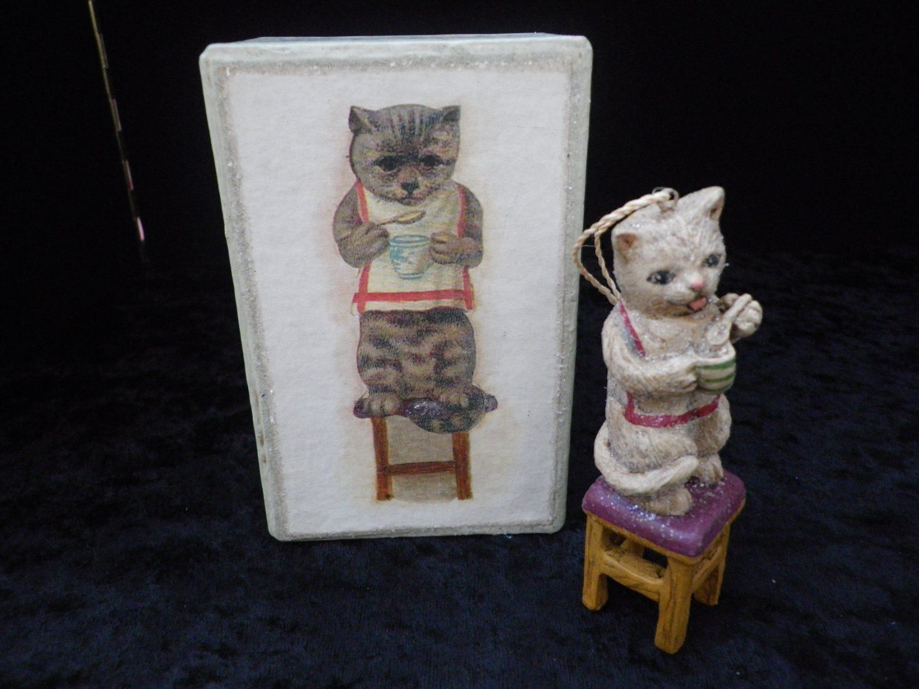 Statuette: Sammlerstück Katze auf Stuhl – Usato da Reinach BL venduto da Annodomini