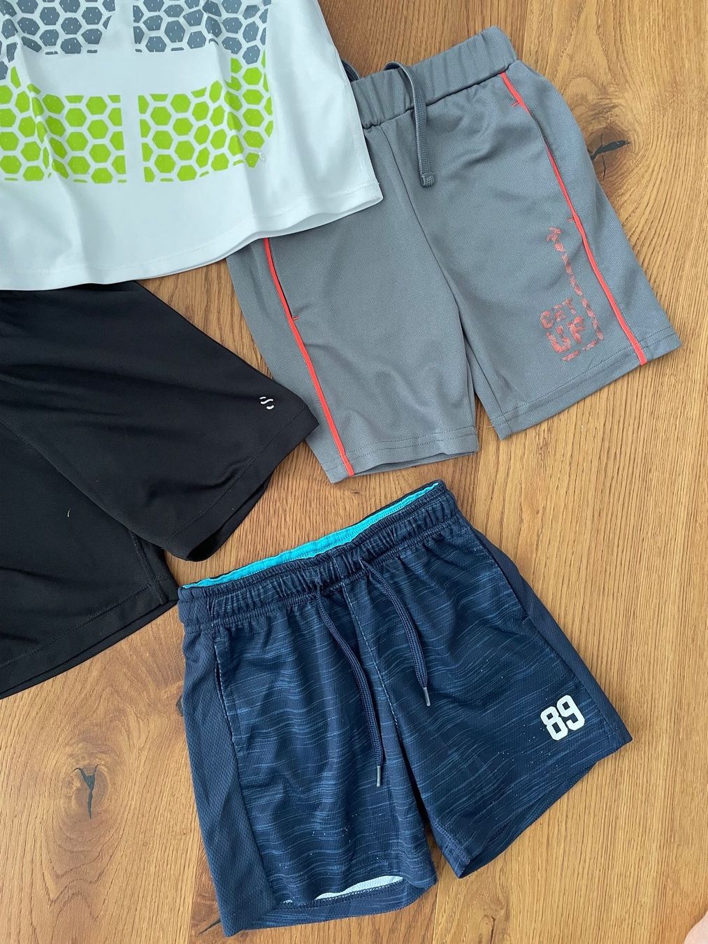 H&M Kleiderpakete & -sets: 4-teiliges Sportset Gr.104-116 – Gebraucht aus Sarnen von Pinoccio6 2