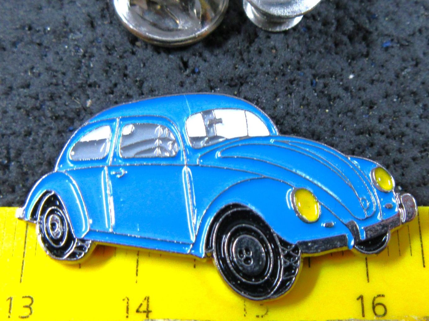 Volkswagen Placchette & Badge: VW KÄFER 1303 AUTO OLDTIMER PIN GEPRÄGT MIT SECURITY-CLIP – Usato da Ettingen venduto da Hausi4711 1