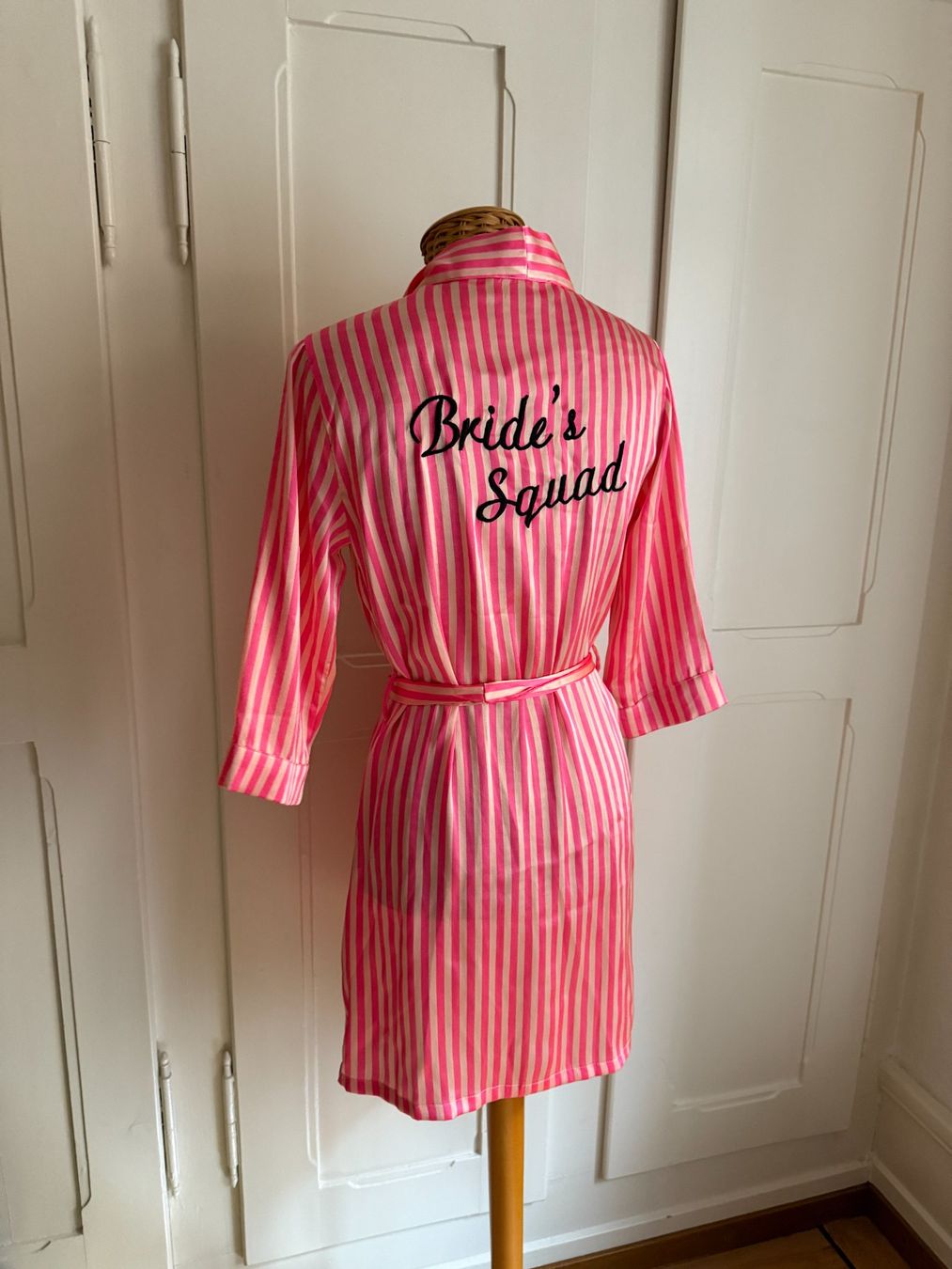 Accappatoi: Satin Morgenmantel pink gestreift "Bride's Squad" S – Usato da Zürich venduto da Diazaio 2