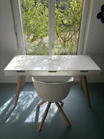 Schreibtisch weiss mit Holzbeinen drei Schubladen gebraucht