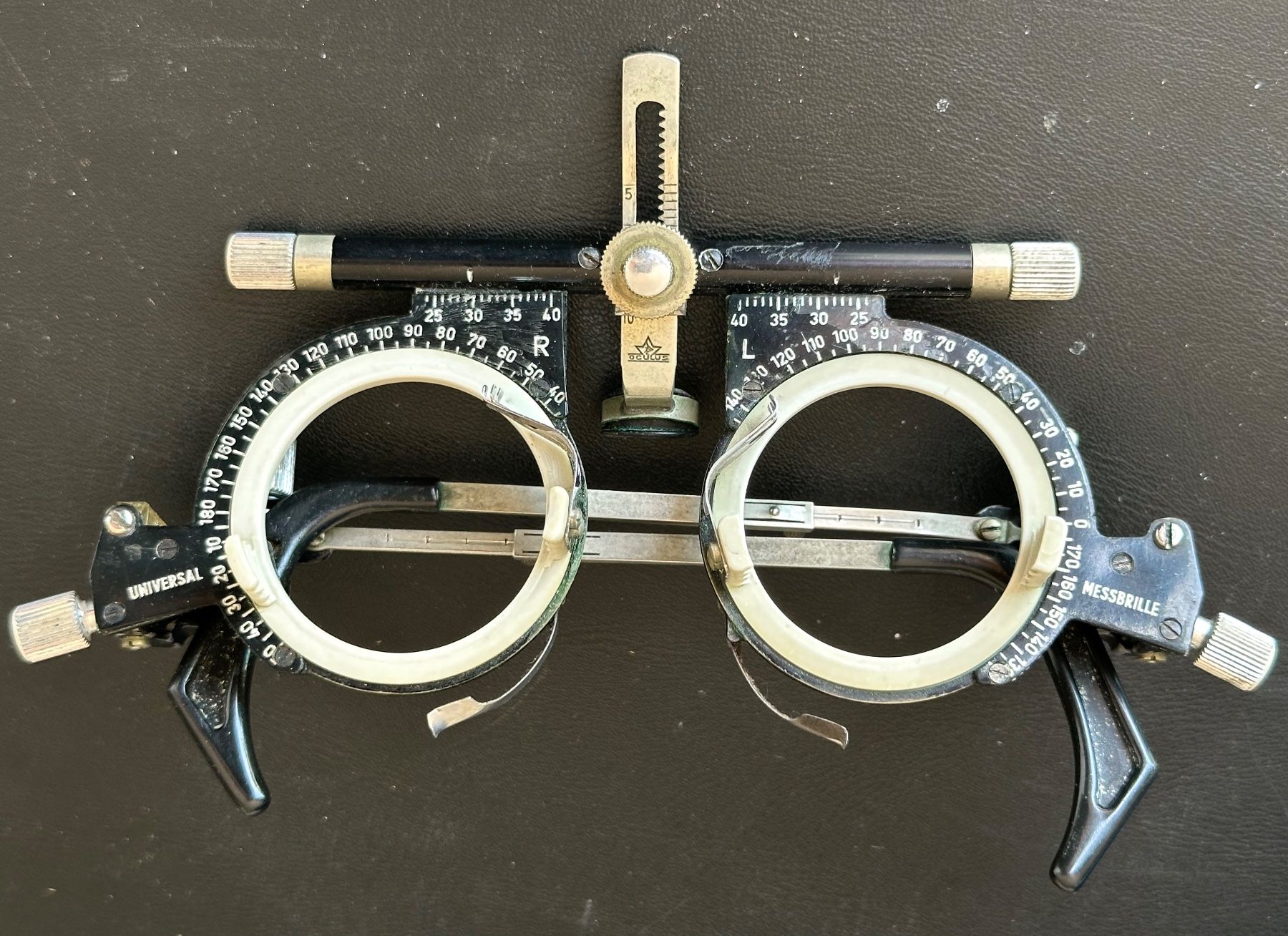 Attrezzature mediche: Antike Brille von Optiker, Testbrille, Messbrille – Usato da Seltisberg venduto da quadartswiss